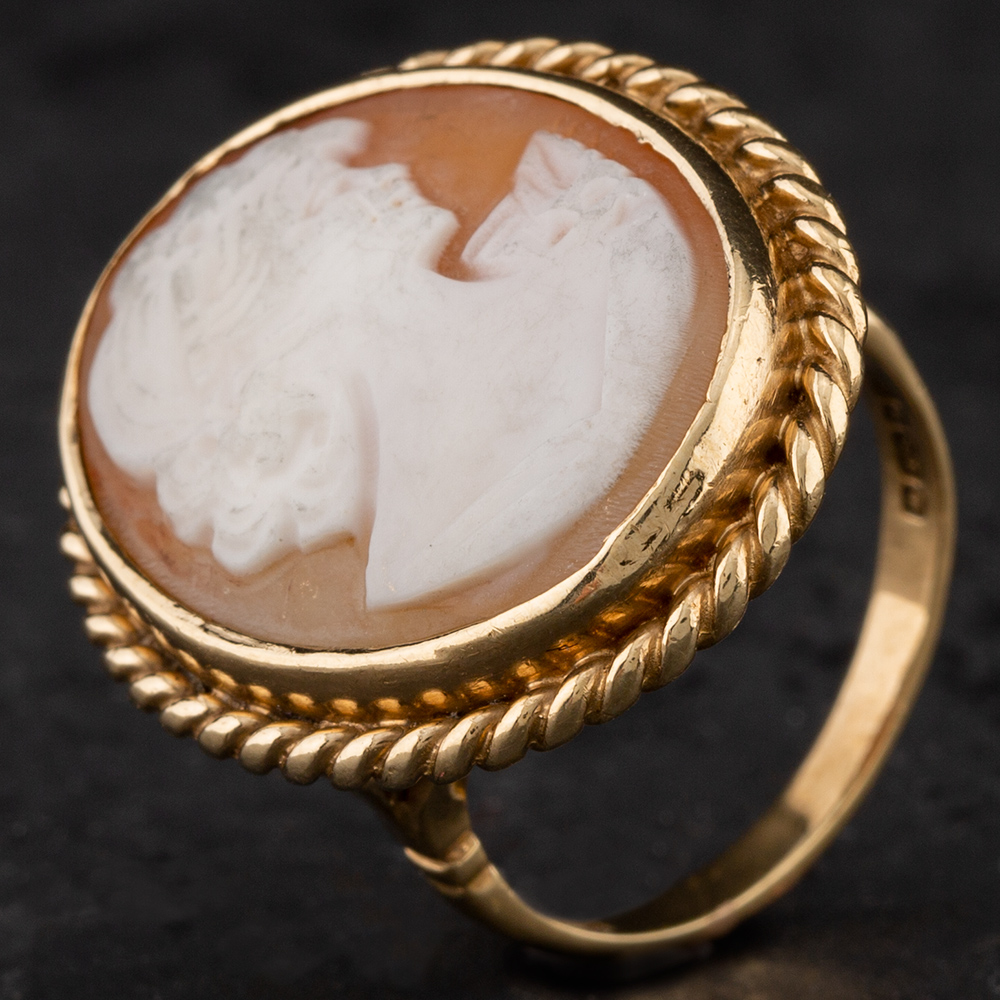 Product photograph of Pre-owned 9ct Yellow Gold Cameo Ring 4110419 from The Jewel Hut