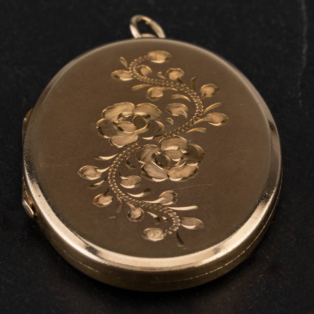 Product photograph of Pre-owned 9ct Yellow Gold Large Flower Engraved Locket 4114627 from The Jewel Hut