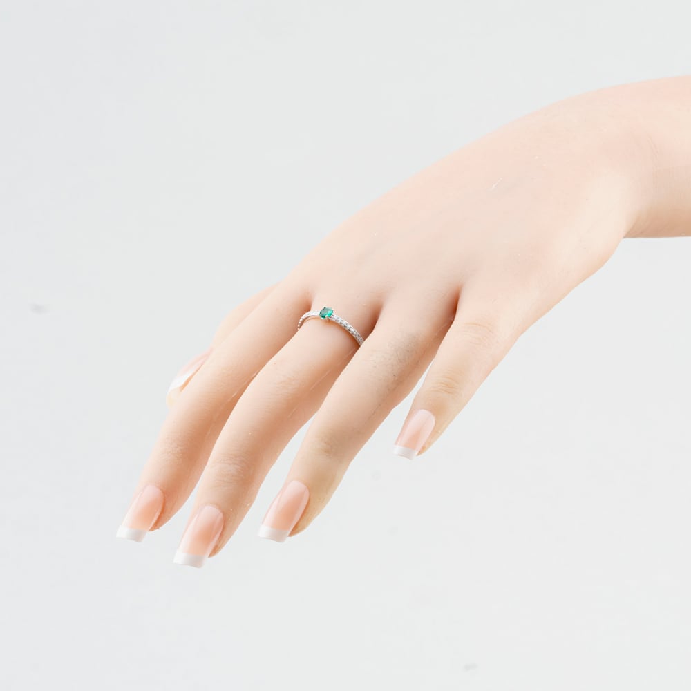 Fashionista Silver Sterling Silver Oval Cut Simulated Emerald & Cubic Zirconia Shoulder Set Solitaire Ring S2233