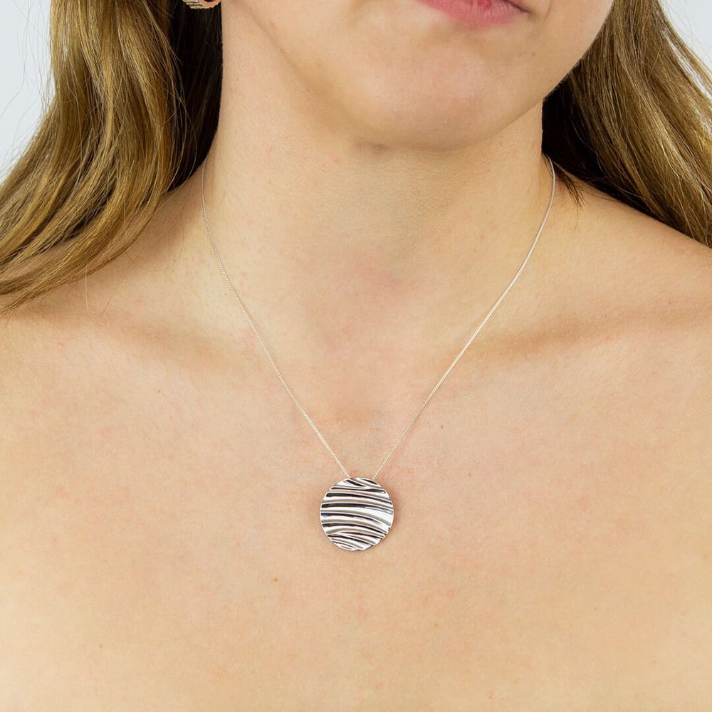 Sterling Silver Ripple Texture Disc Pendant Necklace P5054