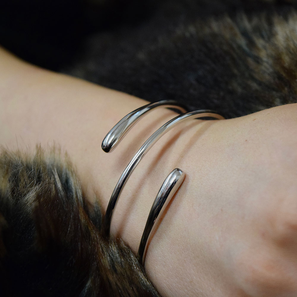 Lucy Quartermaine Silver Coil Drop Crossover Bangle DBG5