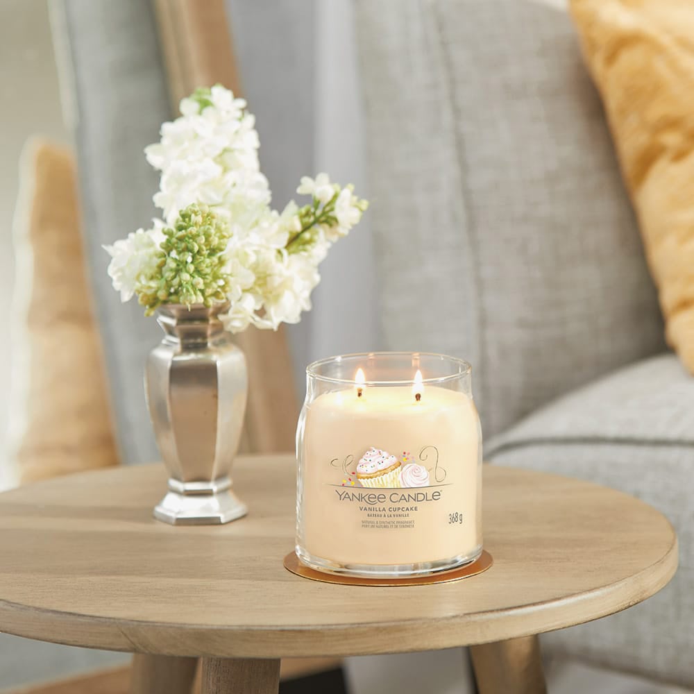 Yankee Candle Vanilla Cupcake Signature Medium Jar Candle 1630003E