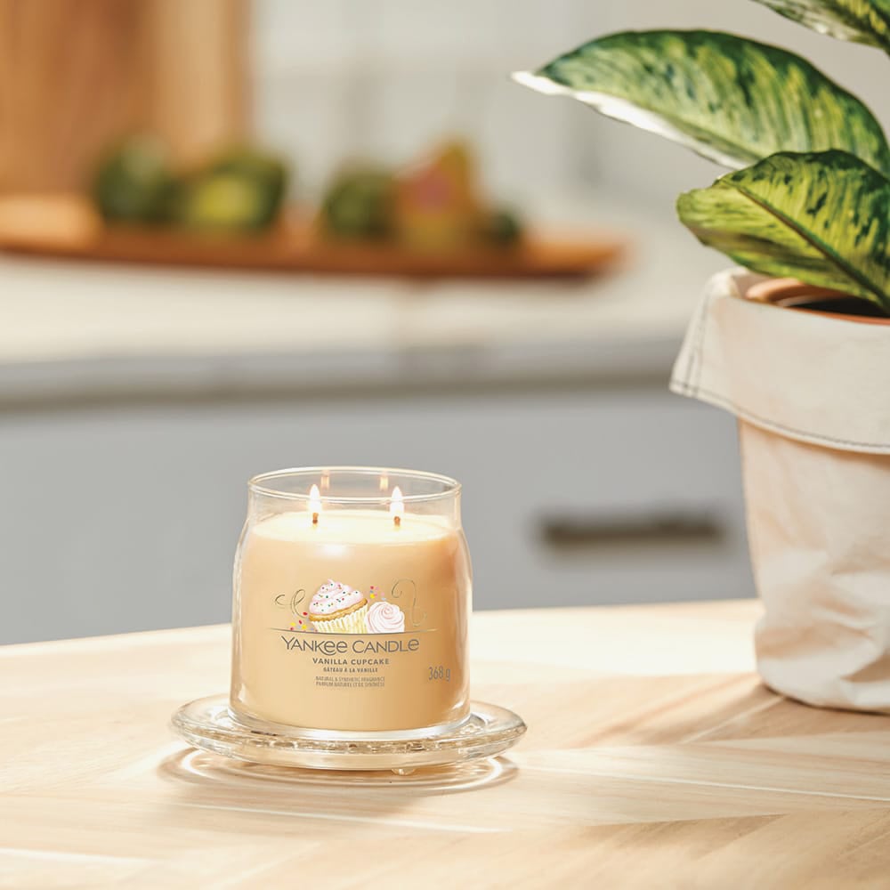 Yankee Candle Vanilla Cupcake Signature Medium Jar Candle 1630003E