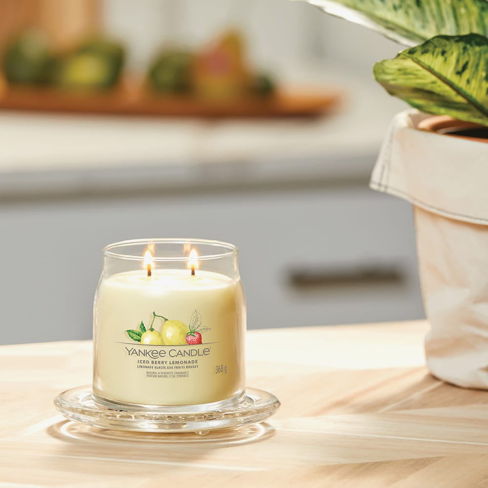 Yankee Candle Iced Berry Lemonade Signature Medium Jar Candle 1630017E