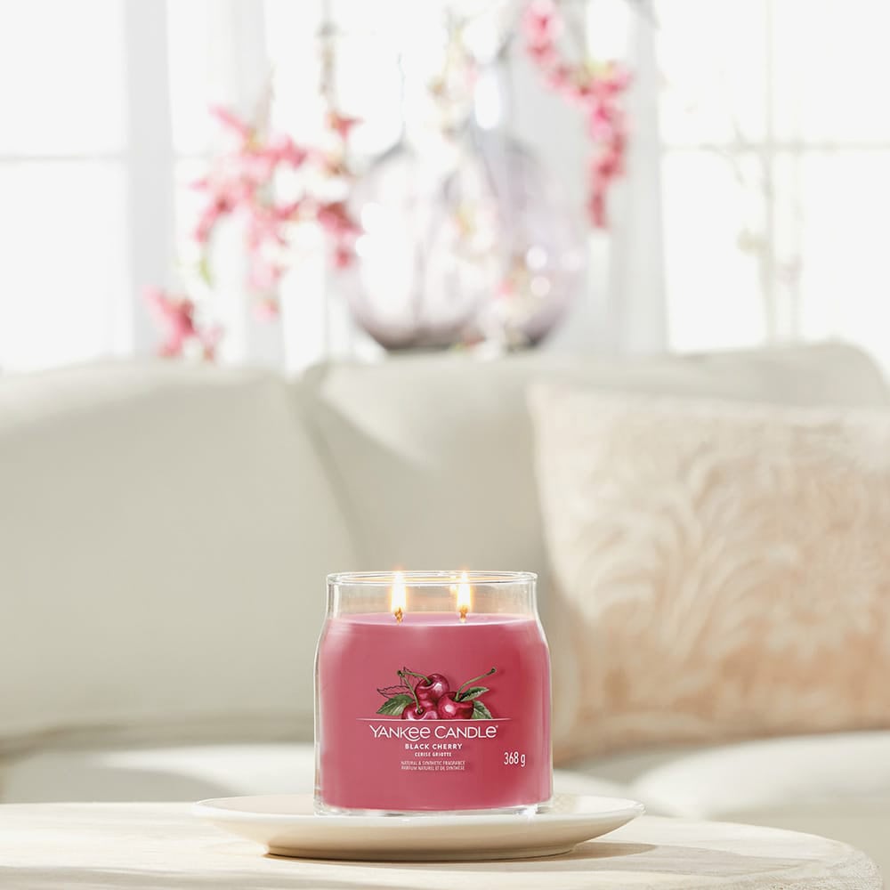 Yankee Candle Black Cherry Signature Medium Jar Candle 1701391E