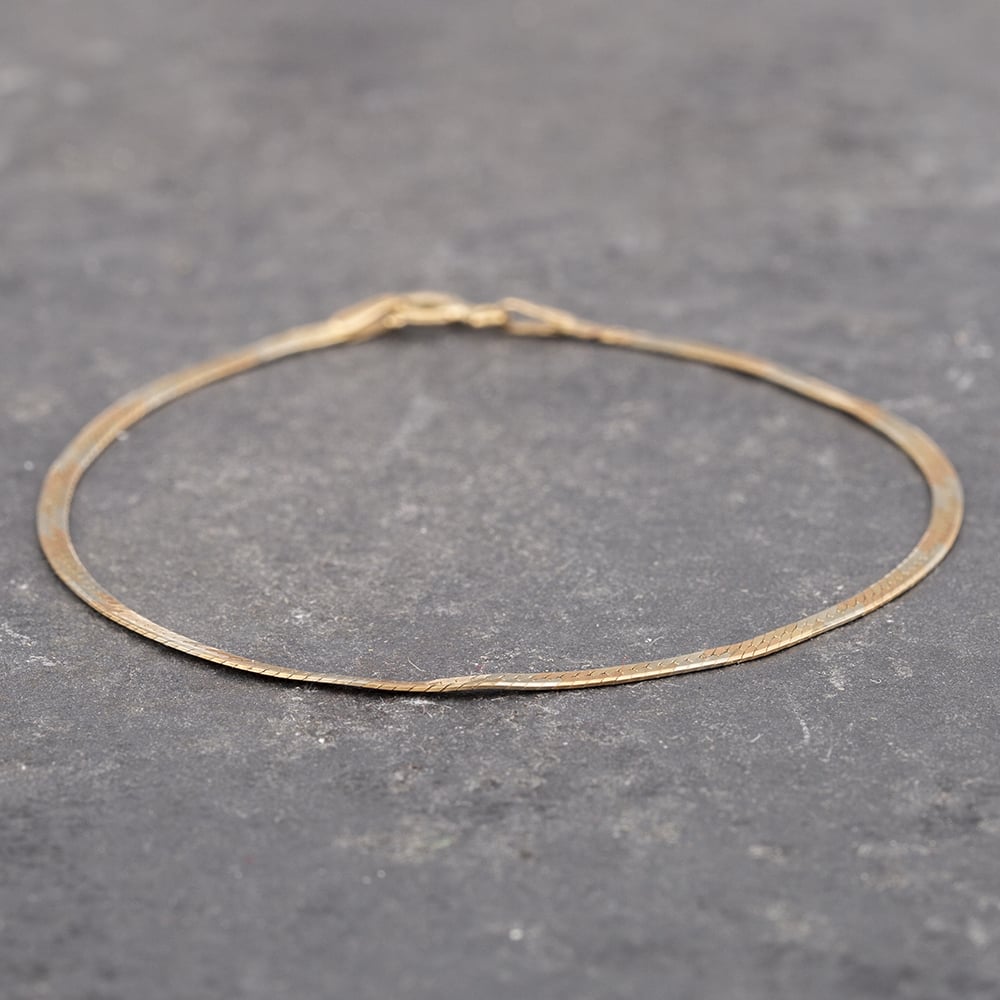Product photograph of Pre-owned 9ct Three Colour Gold 7 Inch Herringbone Chain Bracelet 41051084 from The Jewel Hut