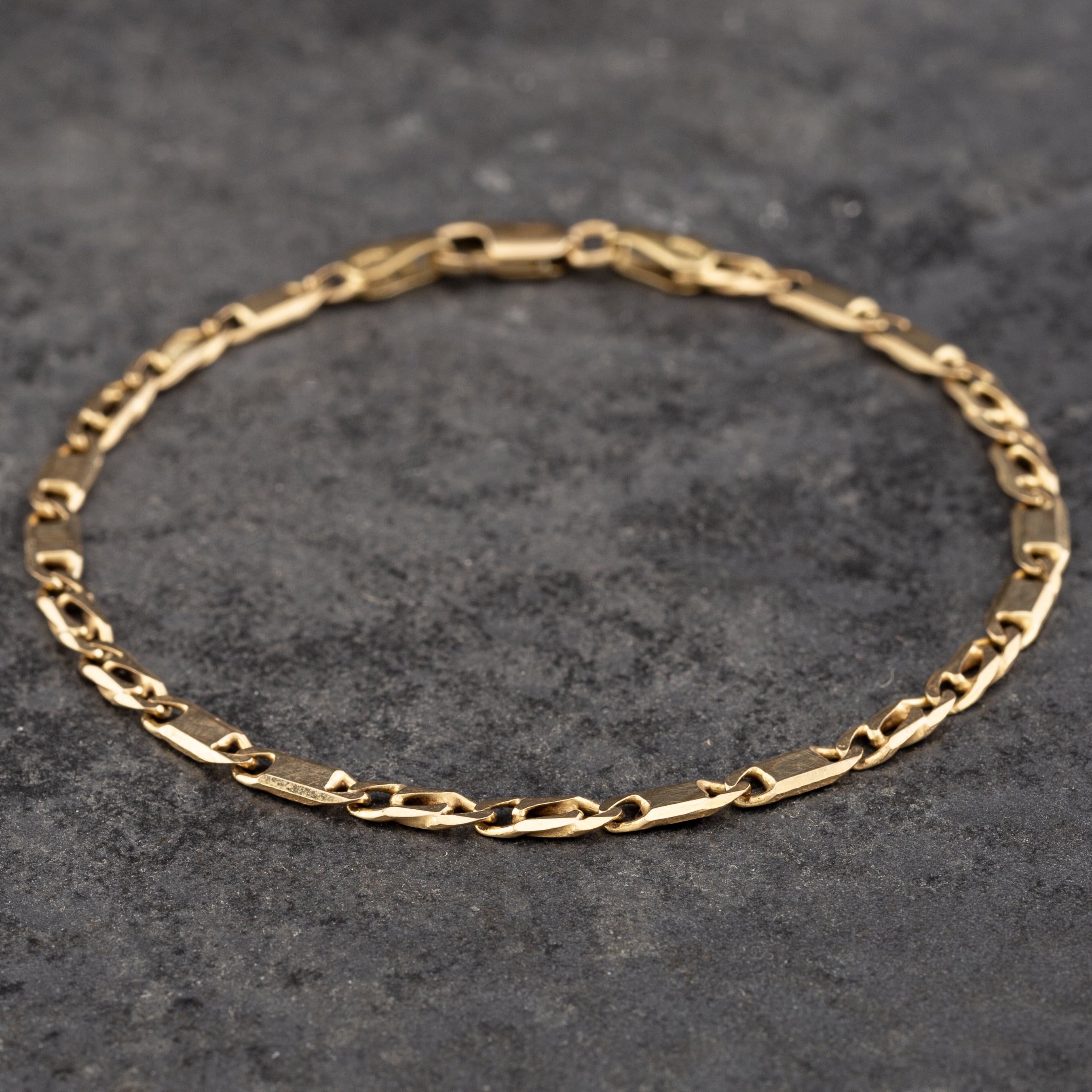 Product photograph of Pre-owned 9ct Yellow Gold 7 Inch Curb Chain Bracelet 41061210 from The Jewel Hut