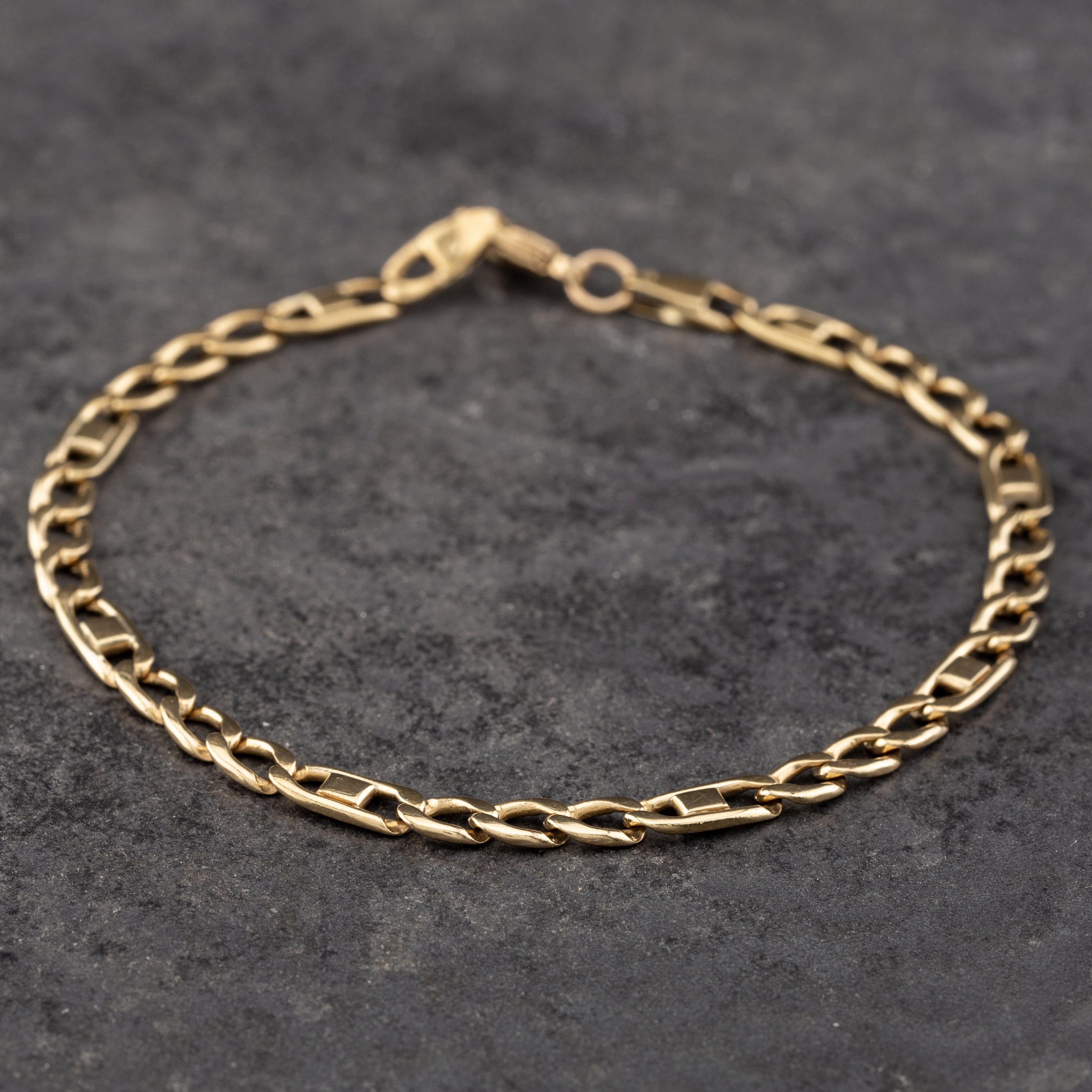 Product photograph of Pre-owned 9ct Yellow Gold 8 5 Inch Curb Chain Bracelet 41081159 from The Jewel Hut