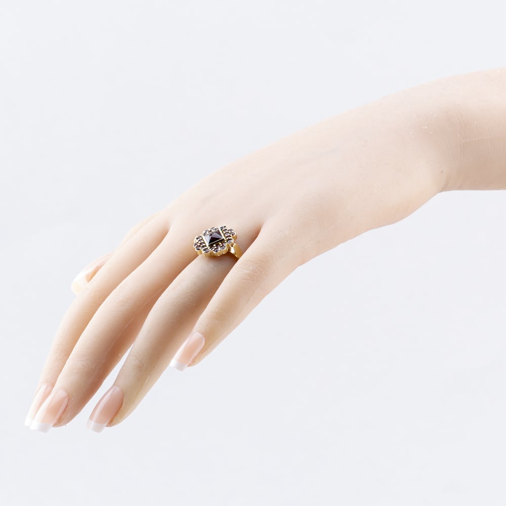 Pre-Owned 9ct Yellow Gold Garnet Cluster Ring 41103680
