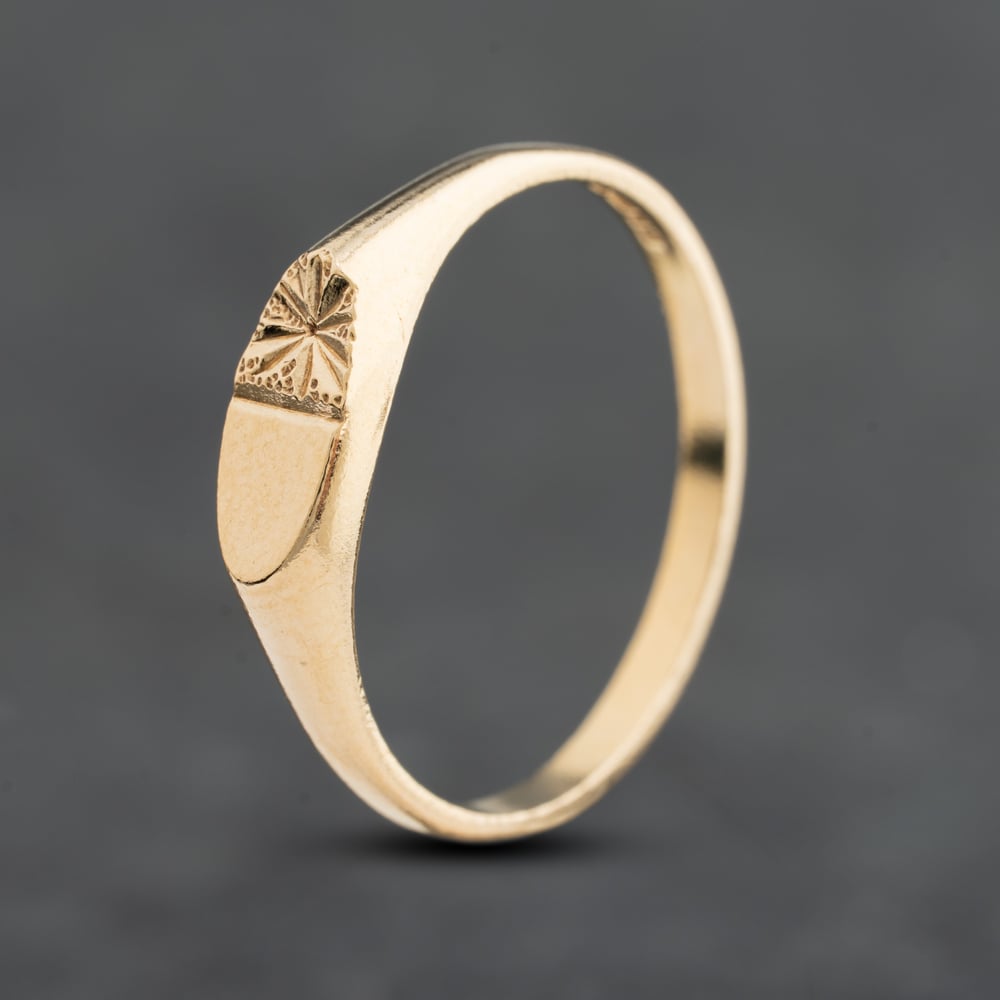 Pre-Owned 9ct Yellow Gold Oval Part Engraved Signet Ring 41104779