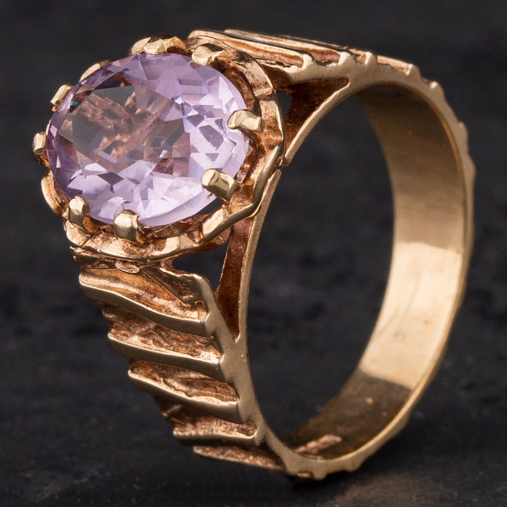 Product photograph of Pre-owned 9ct Yellow Gold Amethyst Oval Patterned Shank Dress Ring 4110554 from The Jewel Hut