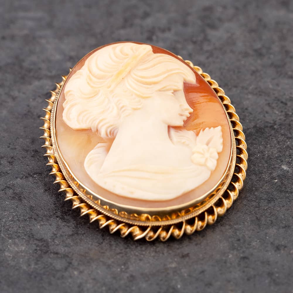 Product photograph of Pre-owned 9ct Yellow Gold Cameo Large Oval Brooch 41131067 from The Jewel Hut
