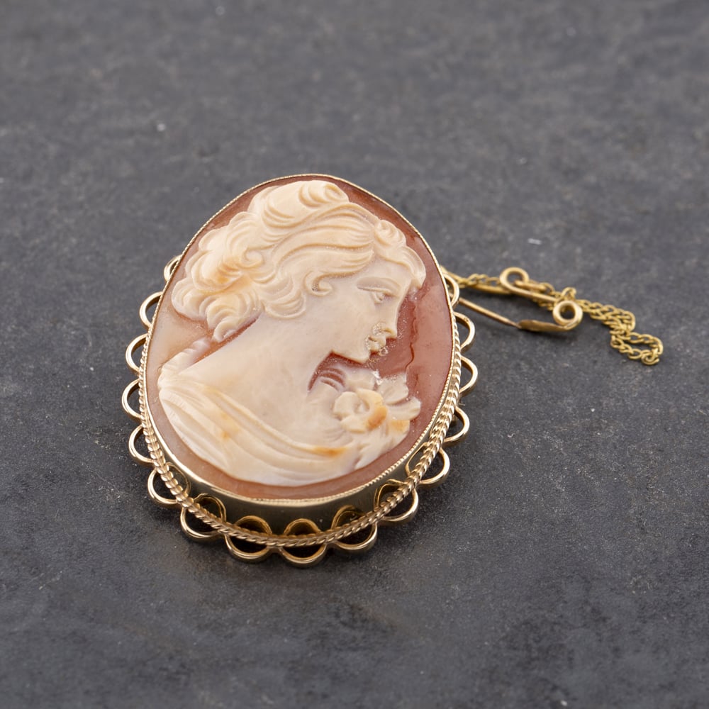 Pre-Owned 9ct Yellow Gold Oval Cameo Scalloped Edge Brooch 41131157