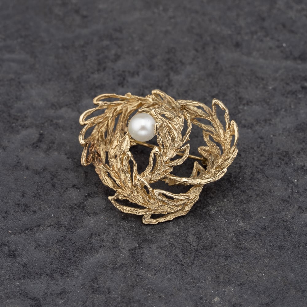 Pre-Owned 9ct Yellow Gold Pearl Swirling Leaf Design Brooch 41131166