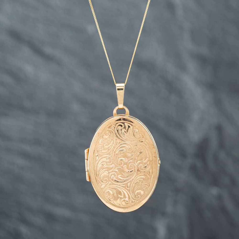 Product photograph of Pre-owned 9ct Yellow Gold Large Oval Engraved Locket Pendant Amp 18 Inch Curb Chain 41141970 from The Jewel Hut