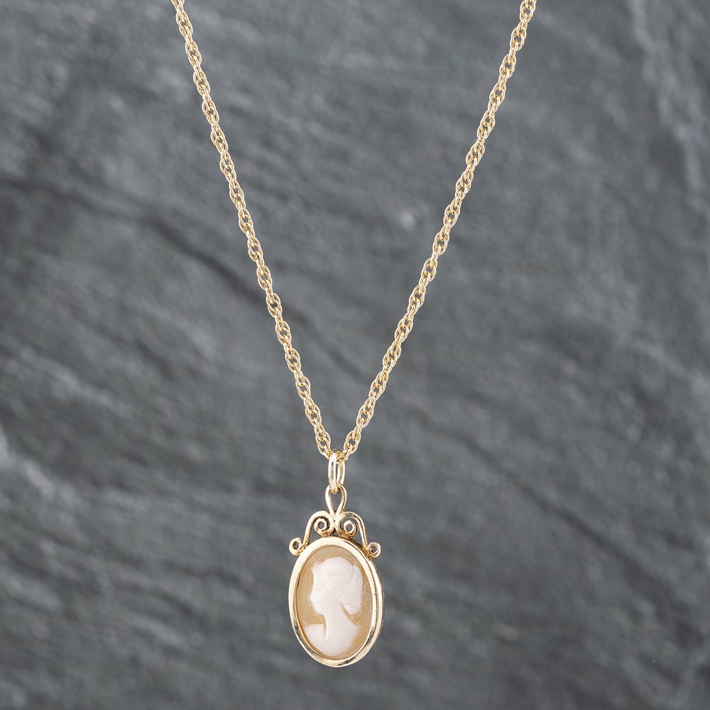 Product photograph of Pre-owned Vintage 9ct Yellow Gold Cameo Pendant Amp 18 Inch Prince Of Wales Chain 41142092 from The Jewel Hut