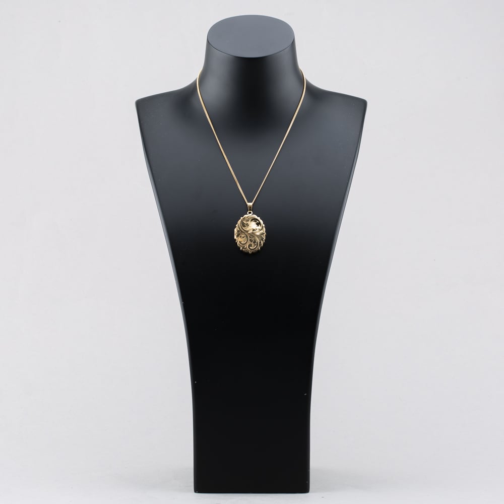 Pre-Owned 9ct Yellow Gold Large Scollop Edge Hand Engraved Locket Pendant & 16 Inch Curb Chain 41142348