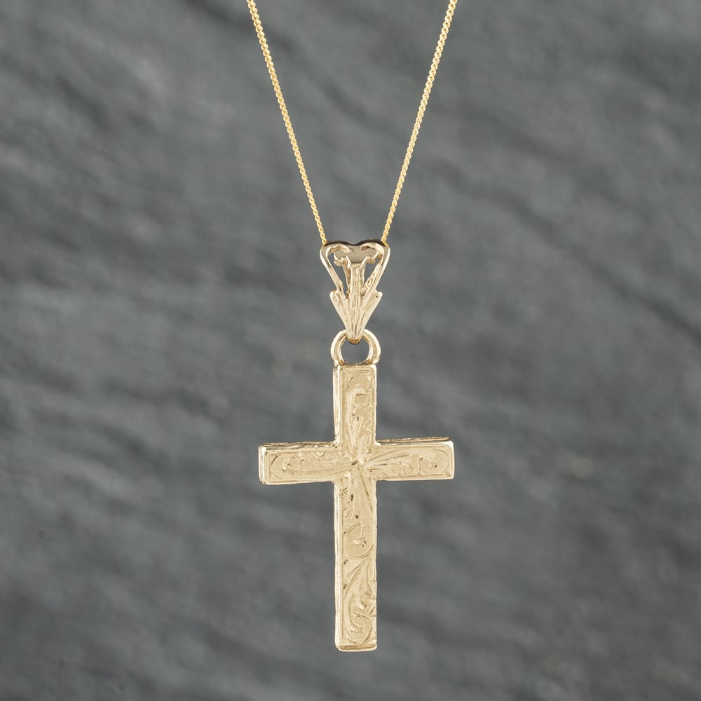 Pre-Owned 9ct Yellow Gold Foliate Engraved Cross Pendant & 18 Inch Curb Chain 41142477