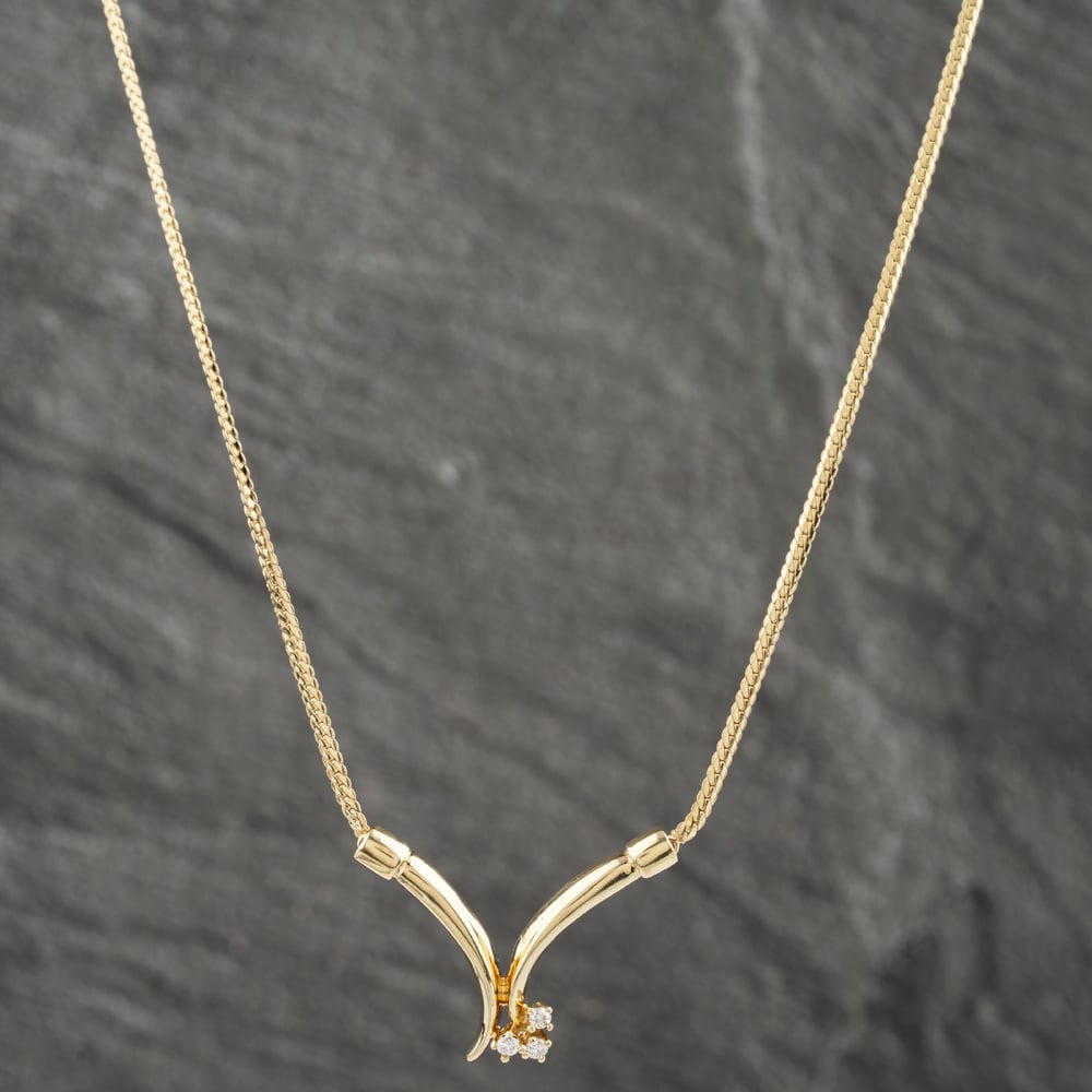 Pre-Owned 9ct Yellow Gold Brilliant Cut Diamond V Shaped Pendant &amp; 17 Inch Curb Chain 41142549