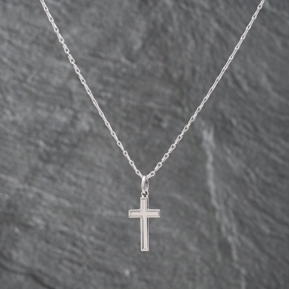 Pre-Owned 9ct White Gold Cross Pendant &amp; 16 Inch Bar Chain 41142672