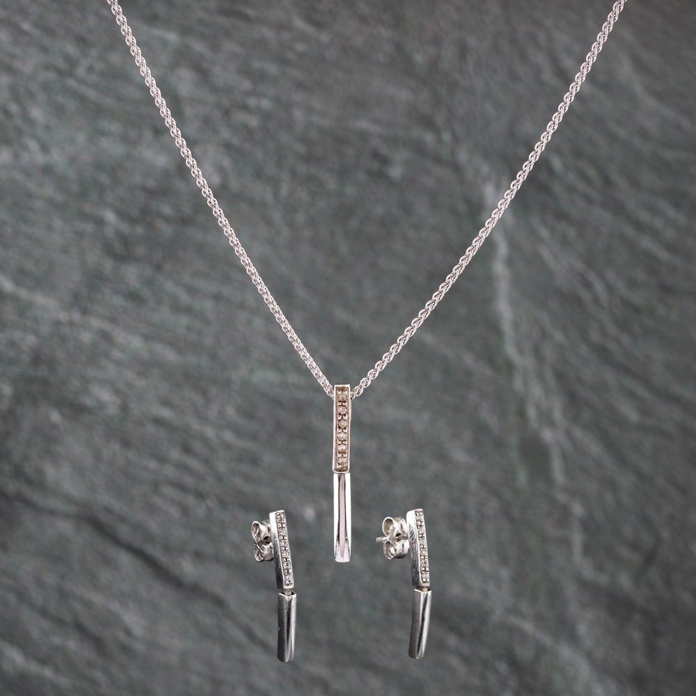 Pre-Owned 9ct White Gold Cubic Zirconia Hinged Bar Earrings &amp; 18 Inch Pendant Jewellery Set 41142699