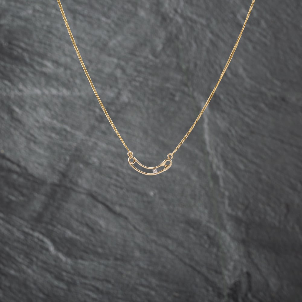 Pre-Owned 14ct Yellow Gold Diamond Crescent Shaped Safety Pin Pendant &amp; 17 Inch Curb Chain 41142718