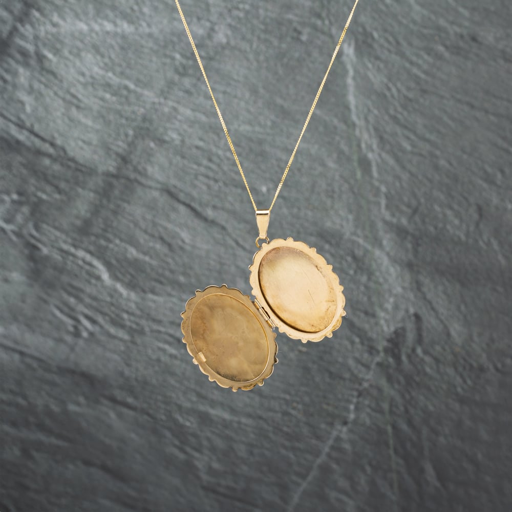 Pre-Owned 9ct Yellow Gold Oval Hand Engraved Locket Pendant & 18 Inch Curb Chain 41142733