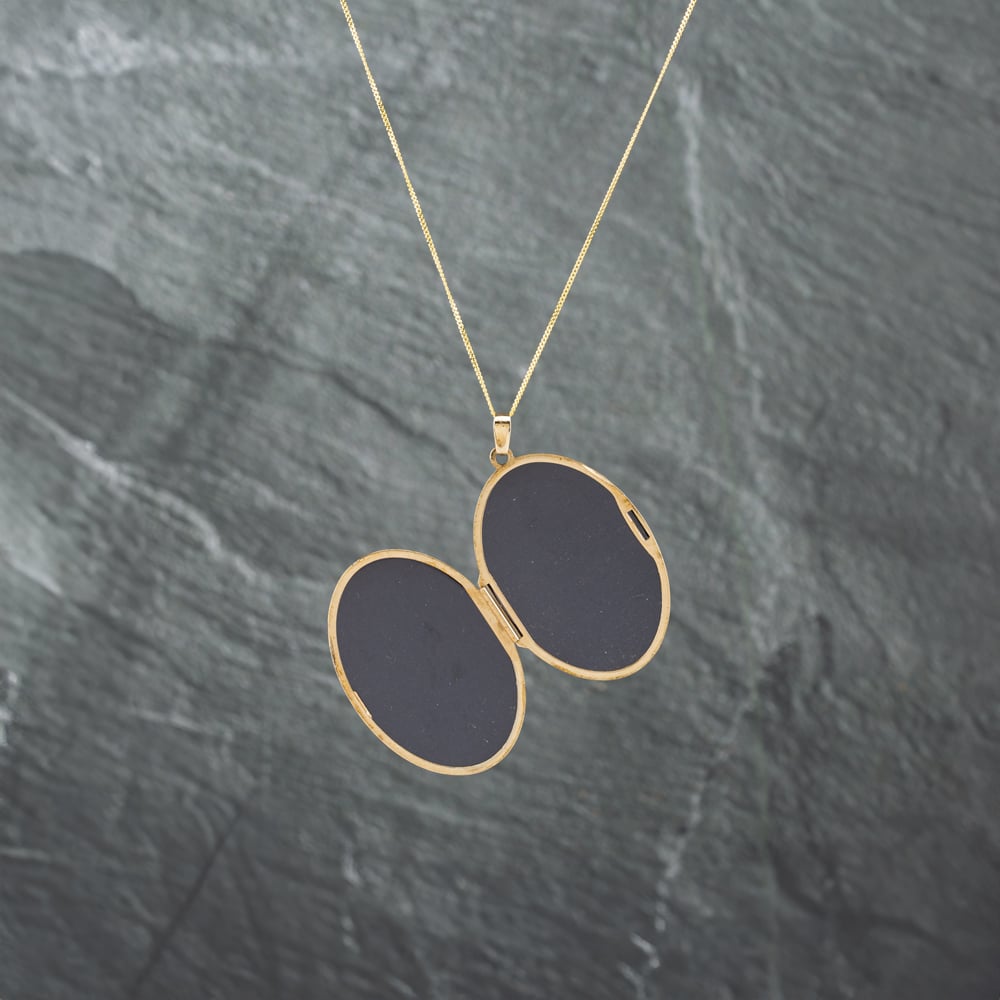 Pre-Owned 9ct Yellow Gold Oval Patterned Locket Pendant & 18 Inch Curb Chain 41142734