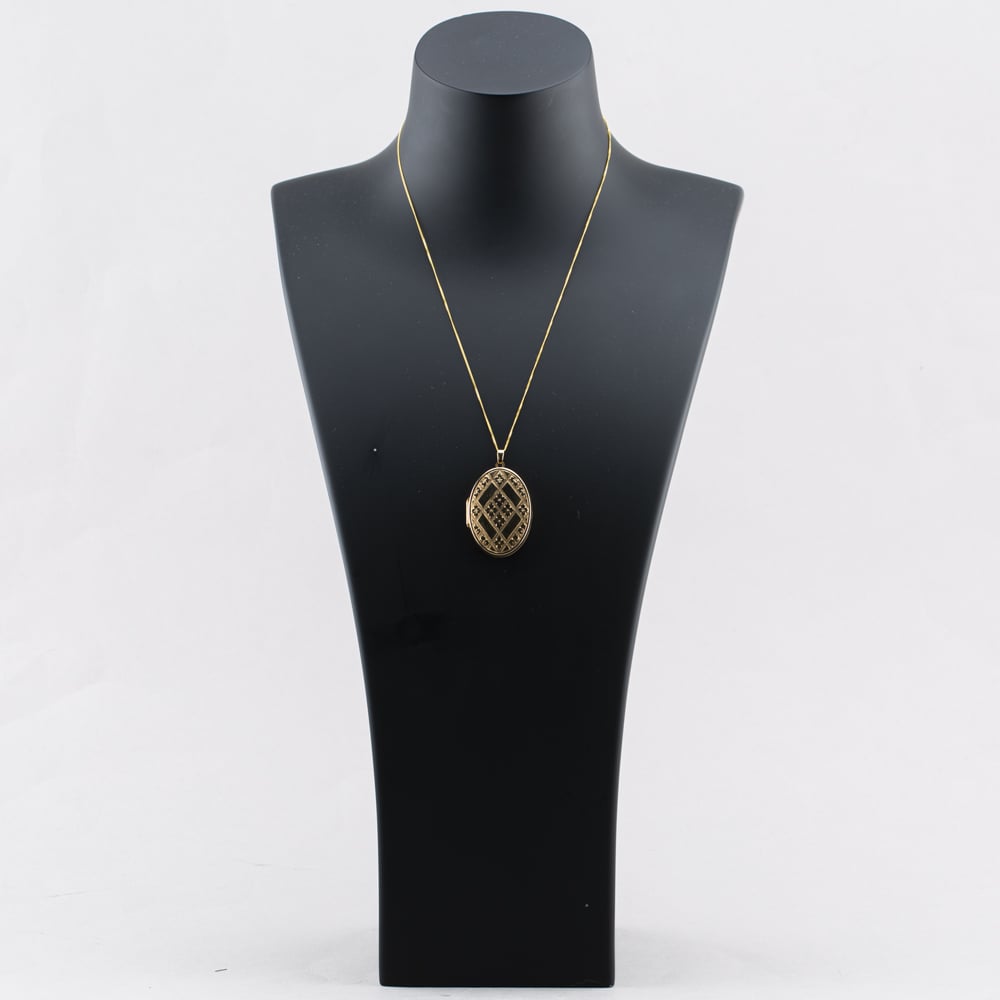 Pre-Owned 9ct Yellow Gold Oval Patterned Locket Pendant & 18 Inch Curb Chain 41142734