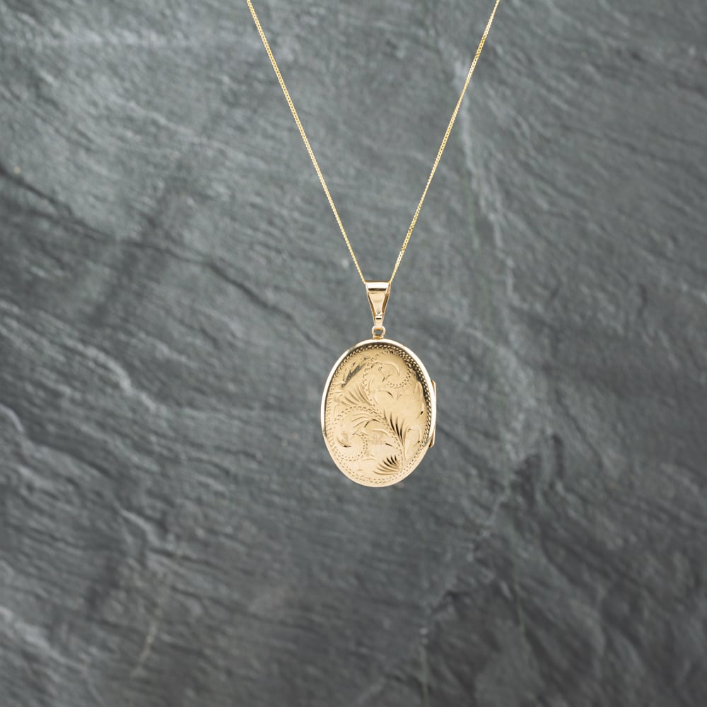 Pre-Owned 9ct Yellow Gold Hand Engraved Oval Floral Design Locket Pendant & 18 Inch Curb Chain 41142736