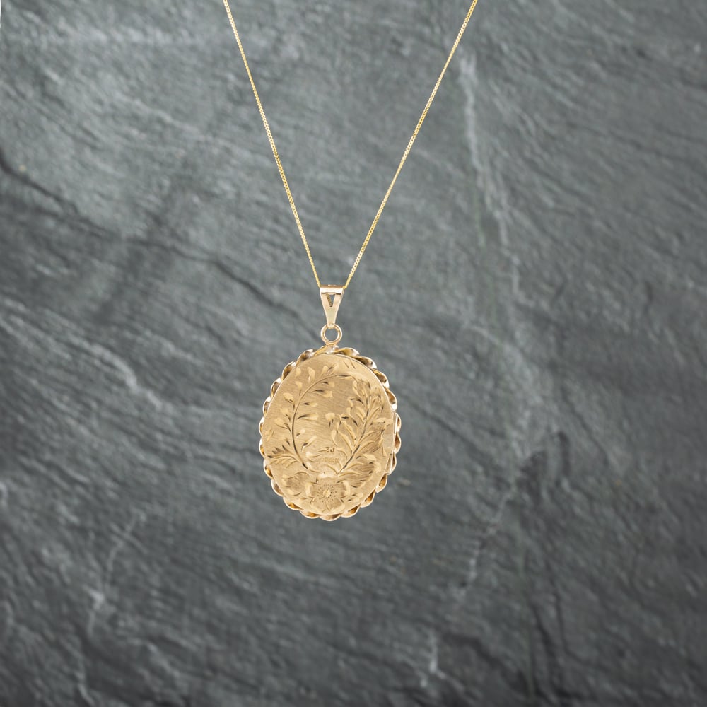 Pre-Owned 9ct Yellow Gold Rope Edged Hand Engraved Oval Locket Pendant &amp; 18 Inch Curb Chain 41142737