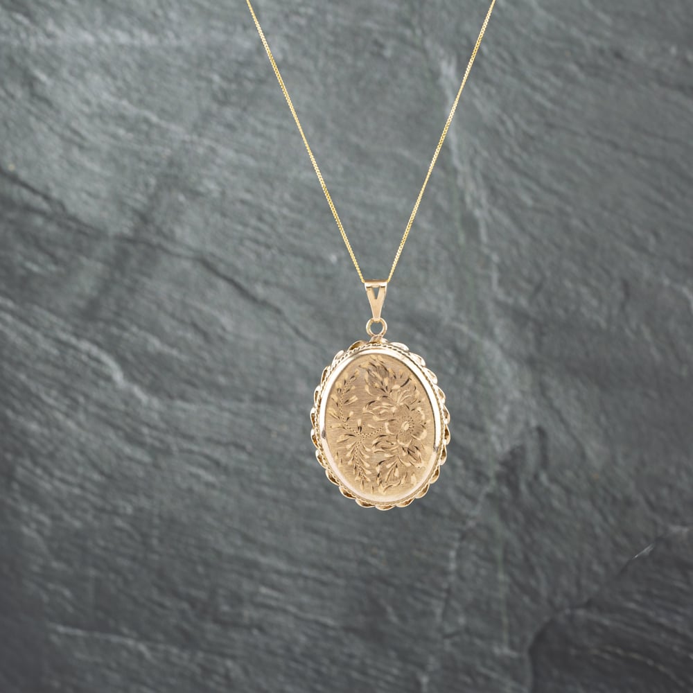 Pre-Owned 9ct Yellow Gold Rope Edged Hand Engraved Oval Locket Pendant & 18 Inch Curb Chain 41142737