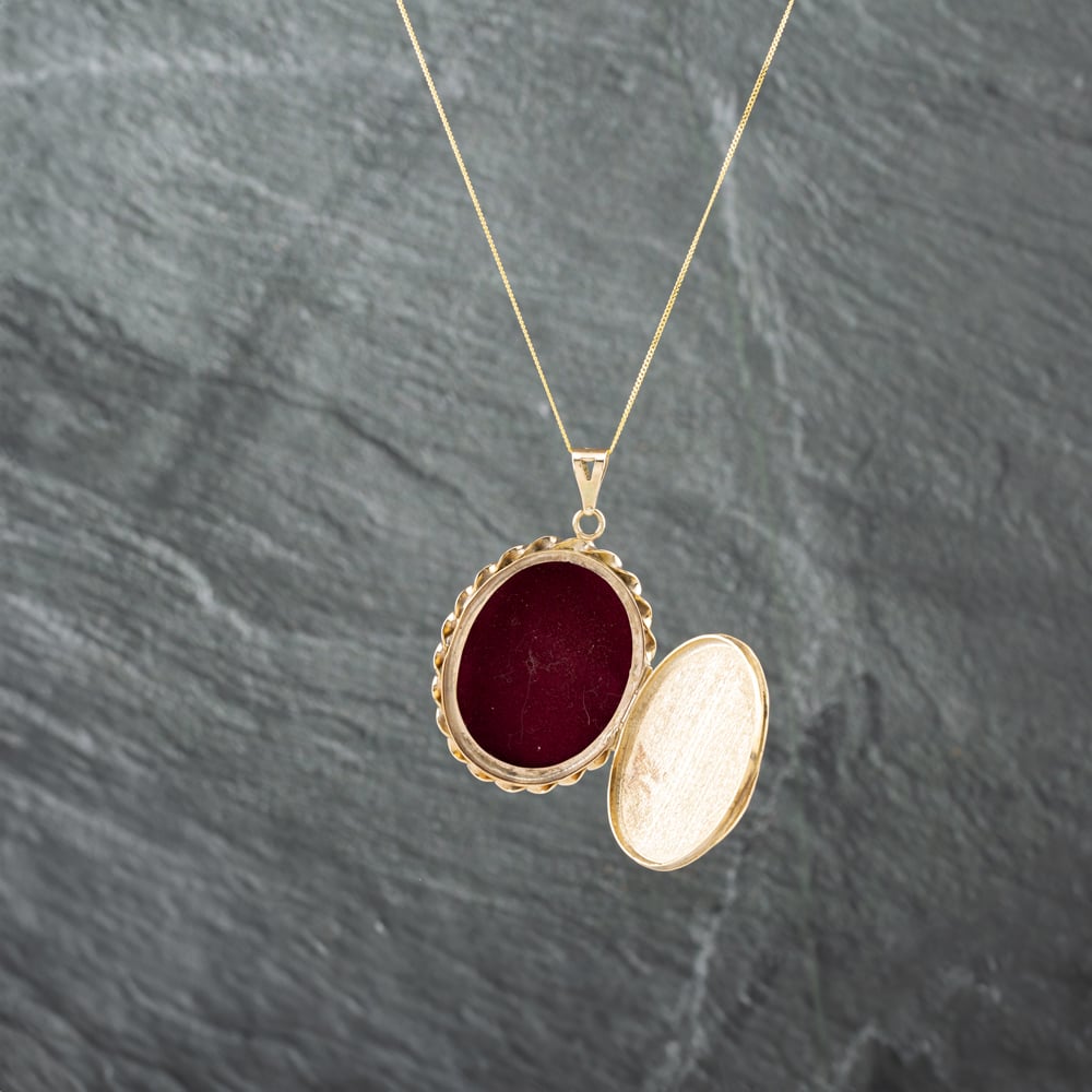 Pre-Owned 9ct Yellow Gold Rope Edged Hand Engraved Oval Locket Pendant & 18 Inch Curb Chain 41142737