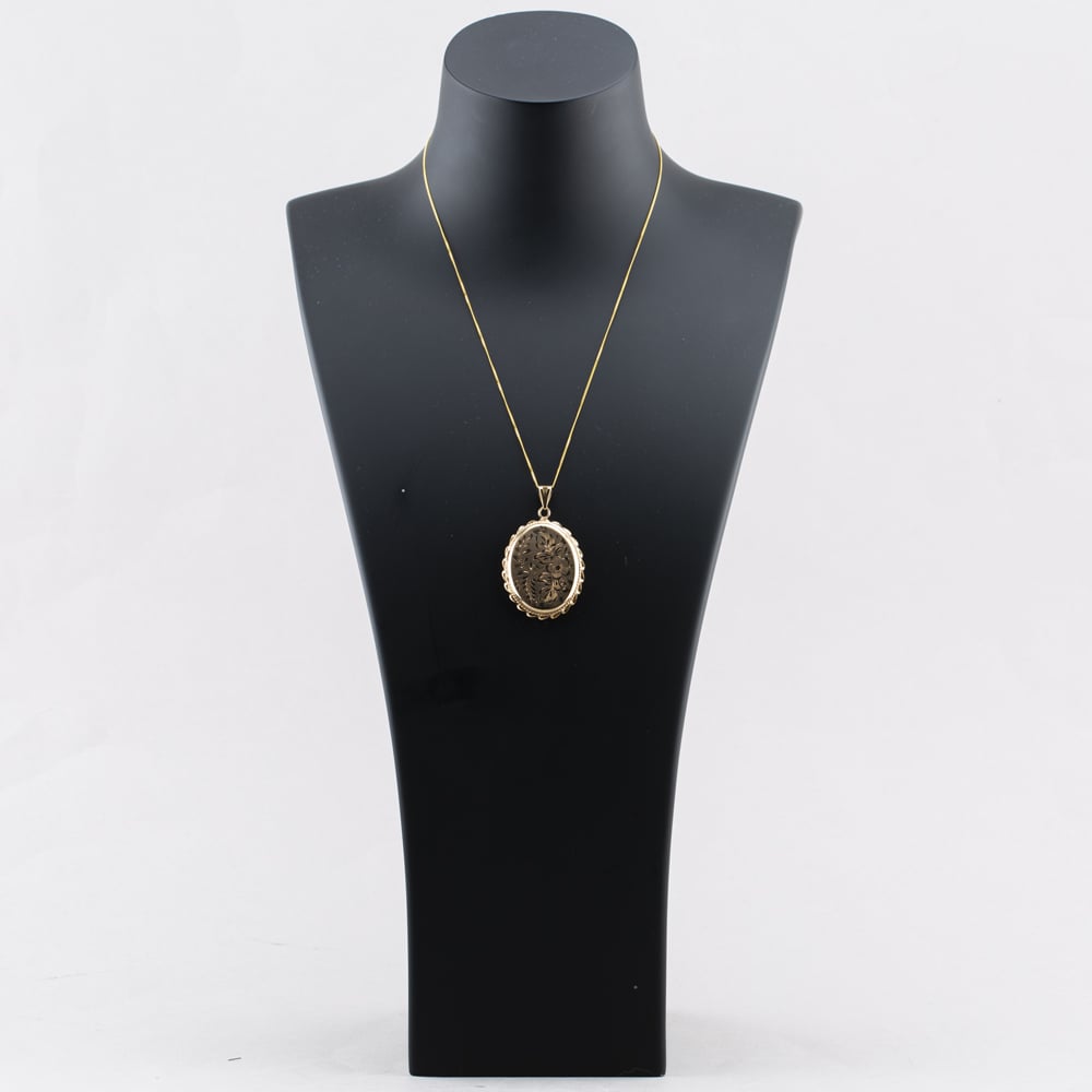 Pre-Owned 9ct Yellow Gold Rope Edged Hand Engraved Oval Locket Pendant & 18 Inch Curb Chain 41142737