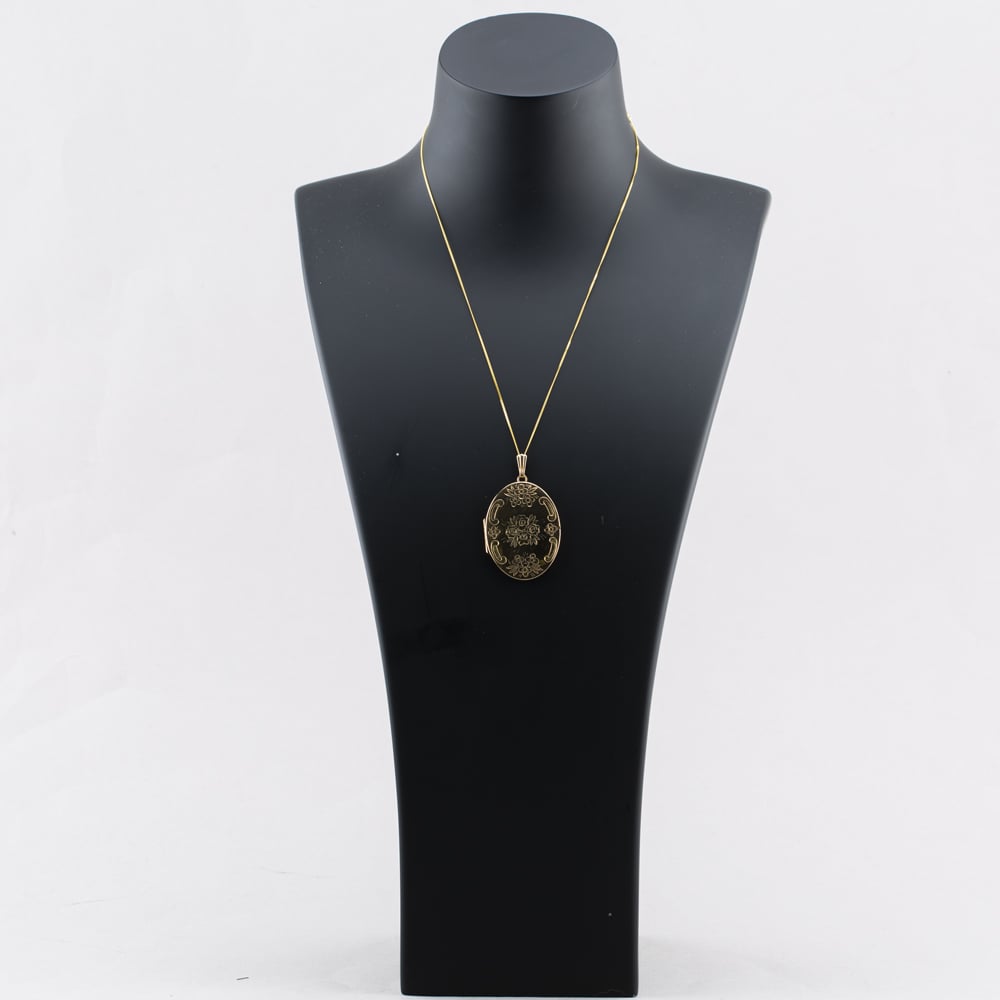 Pre-Owned 9ct Yellow Gold Oval Flower Design Locket Pendant & 18 Inch Curb Chain 41142738