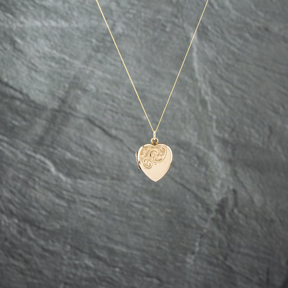 Pre-Owned 9ct Yellow Gold Heart Engraved Locket Pendant & 18 Inch Curb Chain 41142750