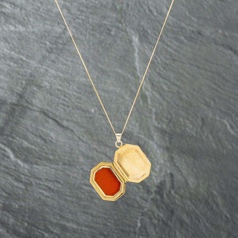 Pre-Owned 9ct Yellow Gold Octagonal Hand Engraved Flower Locket Pendant & 18 Inch Curb Chain 41142757
