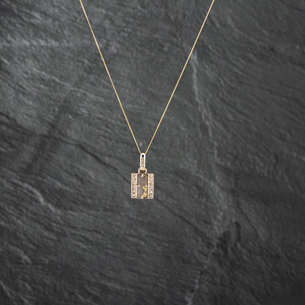 Pre-Owned 9ct Yellow Gold Opaque Coloured Centre Stone Diamond Bar Pendant &amp; 18 Inch Curb Chain 41142805