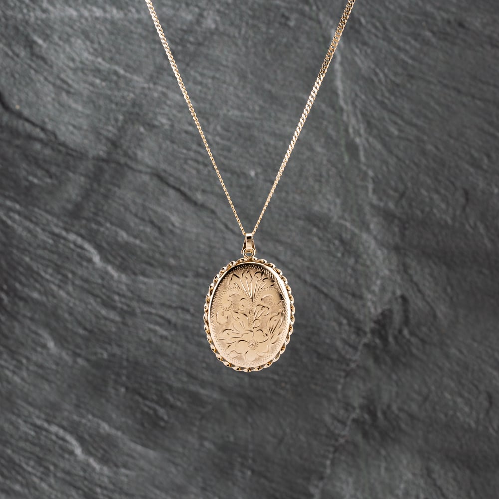 Pre-Owned 9ct Yellow Gold Oval Foliate Hand Engraved Locket Pendant &amp; 18 Inch Curb Chain 41142925