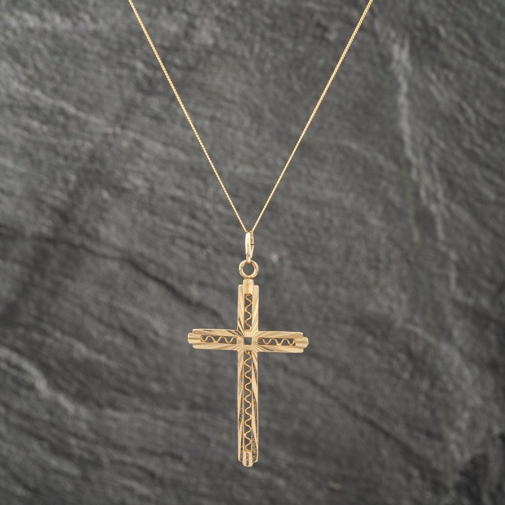 Pre-Owned 9ct Yellow Gold Openwork Cross Pendant &amp; 18 Inch Curb Chain 41142971