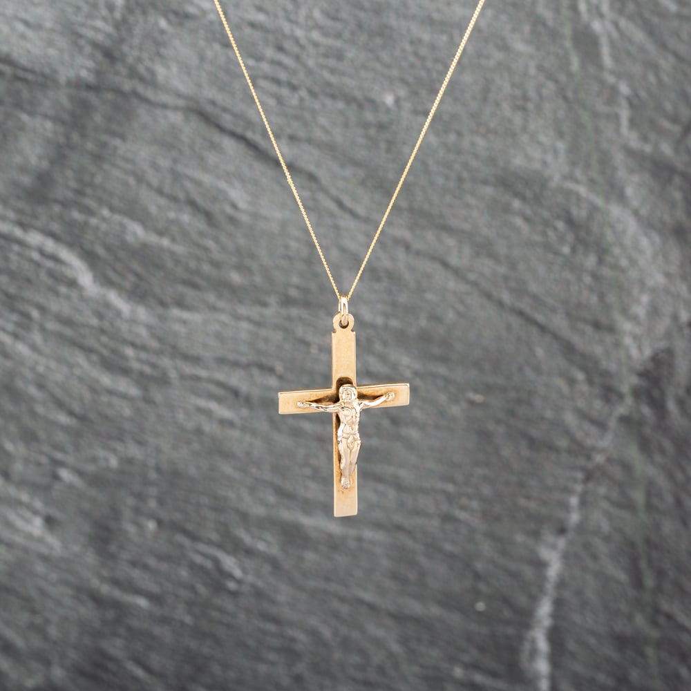 Pre-Owned 9ct Yellow Gold Crucifix Cross Pendant &amp; 18 Inch Curb Chain 41143032