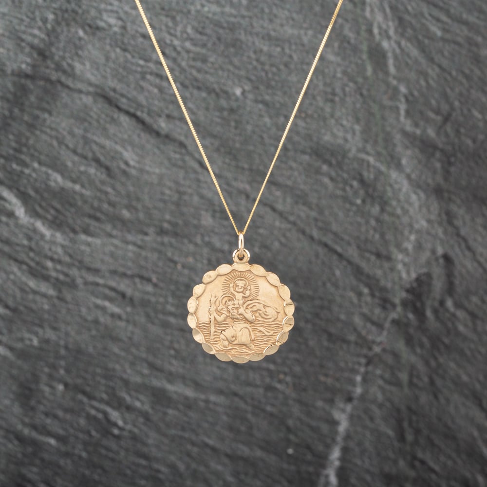 Pre-Owned 9ct Yellow Gold Scallop Edged St Christopher Pendant &amp; 18 Inch Curb Chain 41143071