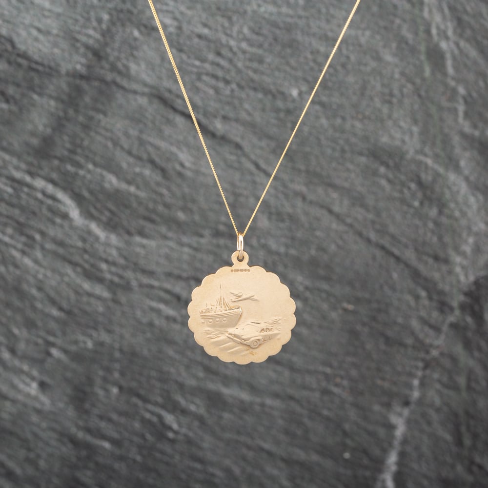 Pre-Owned 9ct Yellow Gold Scallop Edged St Christopher Pendant & 18 Inch Curb Chain 41143071