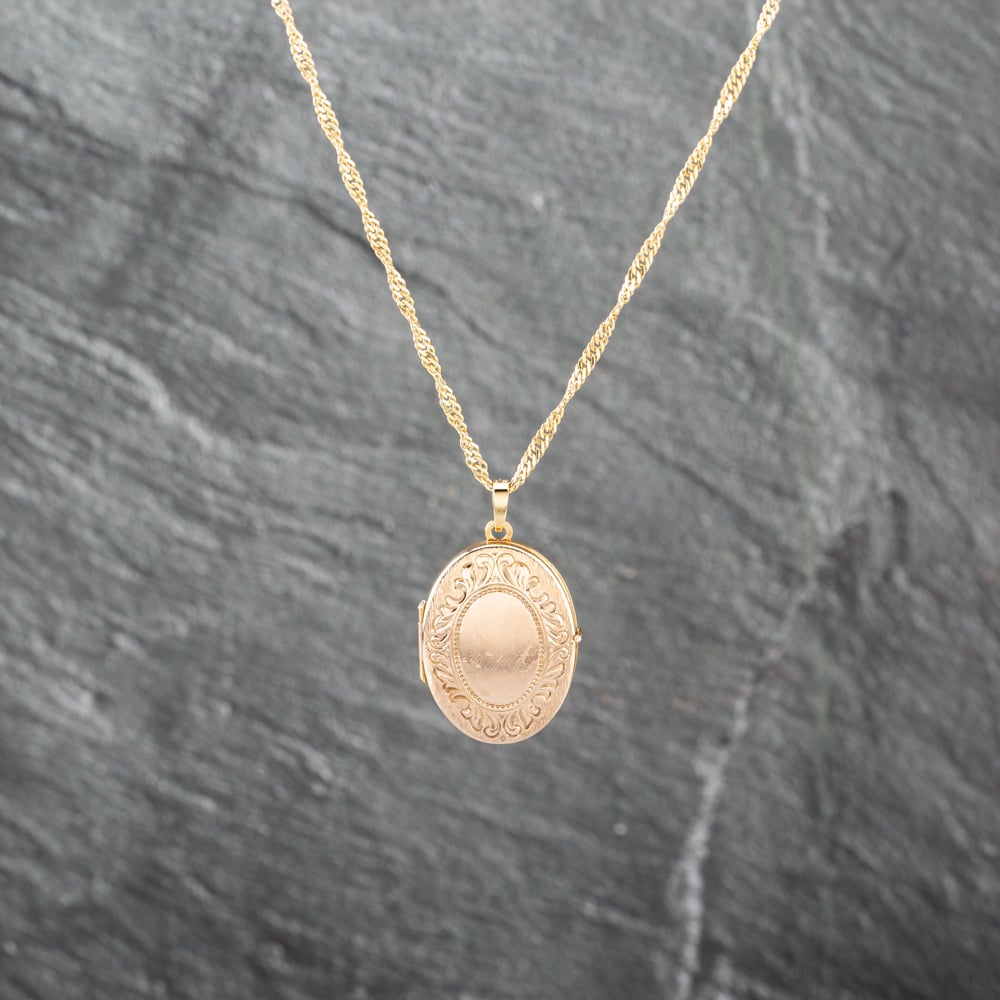 Pre-Owned 9ct Yellow Gold Oval Hand Engraved Locket Pendant &amp; 16 Inch Curb Chain 41143076