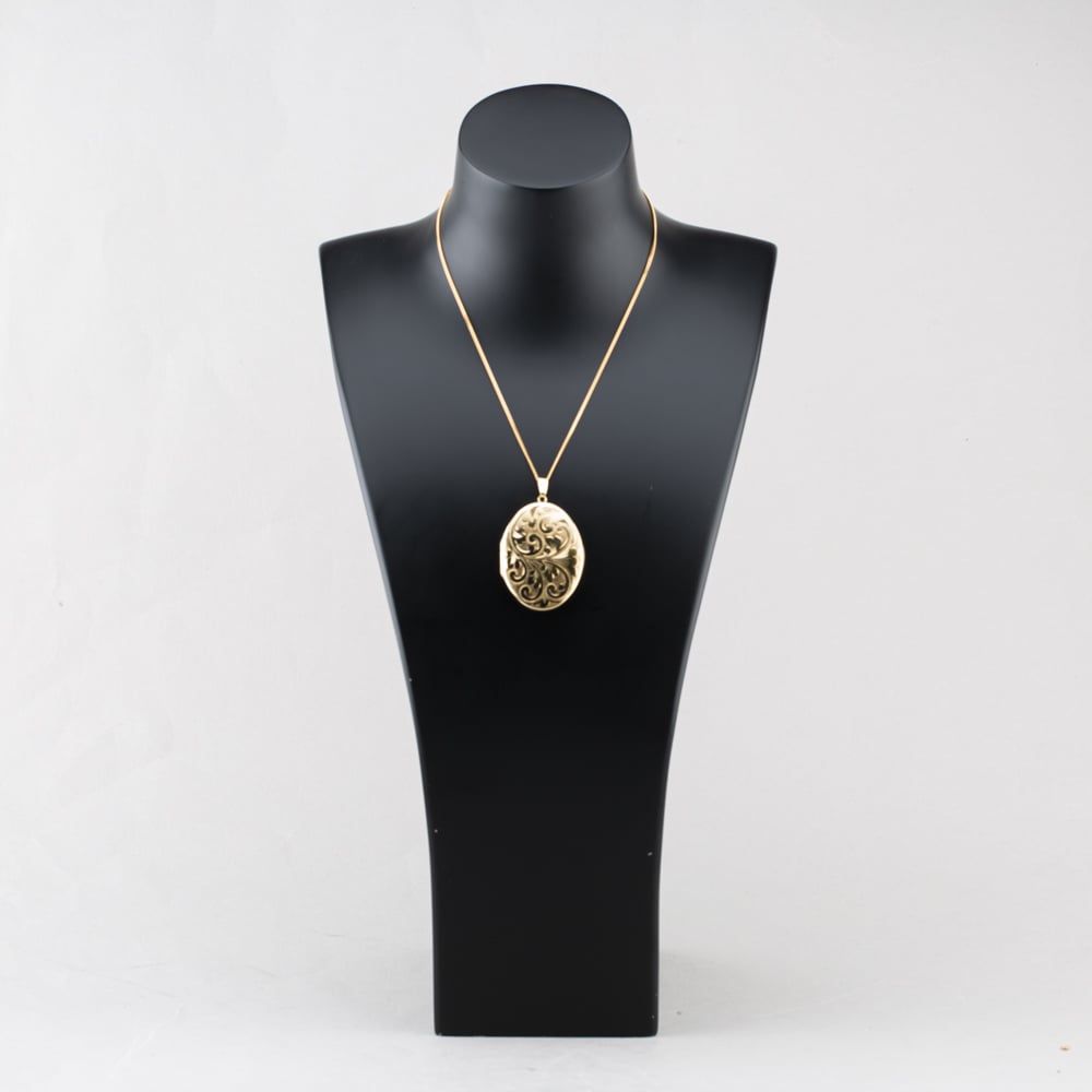 Pre-Owned 9ct Yellow Gold Large Oval Hand Engraved Locket Pendant & 16 Inch Curb Chain 41143080