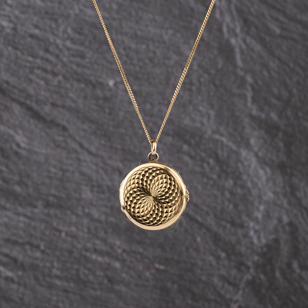 Pre-Owned 9ct Yellow Gold Round Patterned Locket Pendant & 20 Inch Curb Chain 41143233