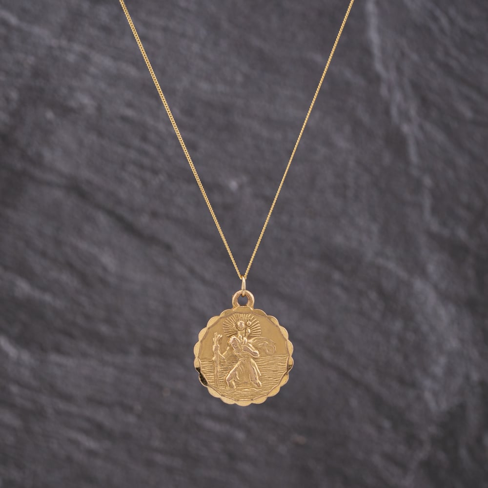 Pre-Owned 9ct Yellow Gold Scallop Edged St Christopher Pendant &amp; 18 Inch Curb Chain 41143259