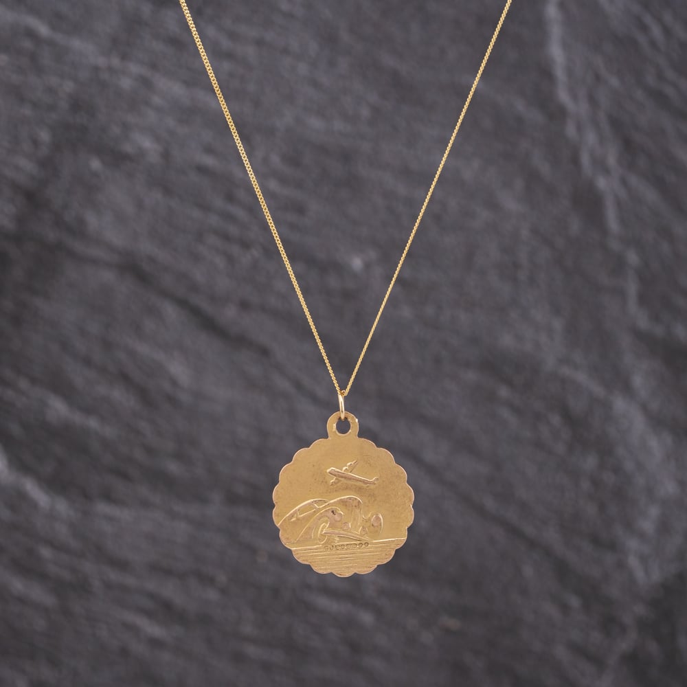Pre-Owned 9ct Yellow Gold Scallop Edged St Christopher Pendant & 18 Inch Curb Chain 41143259