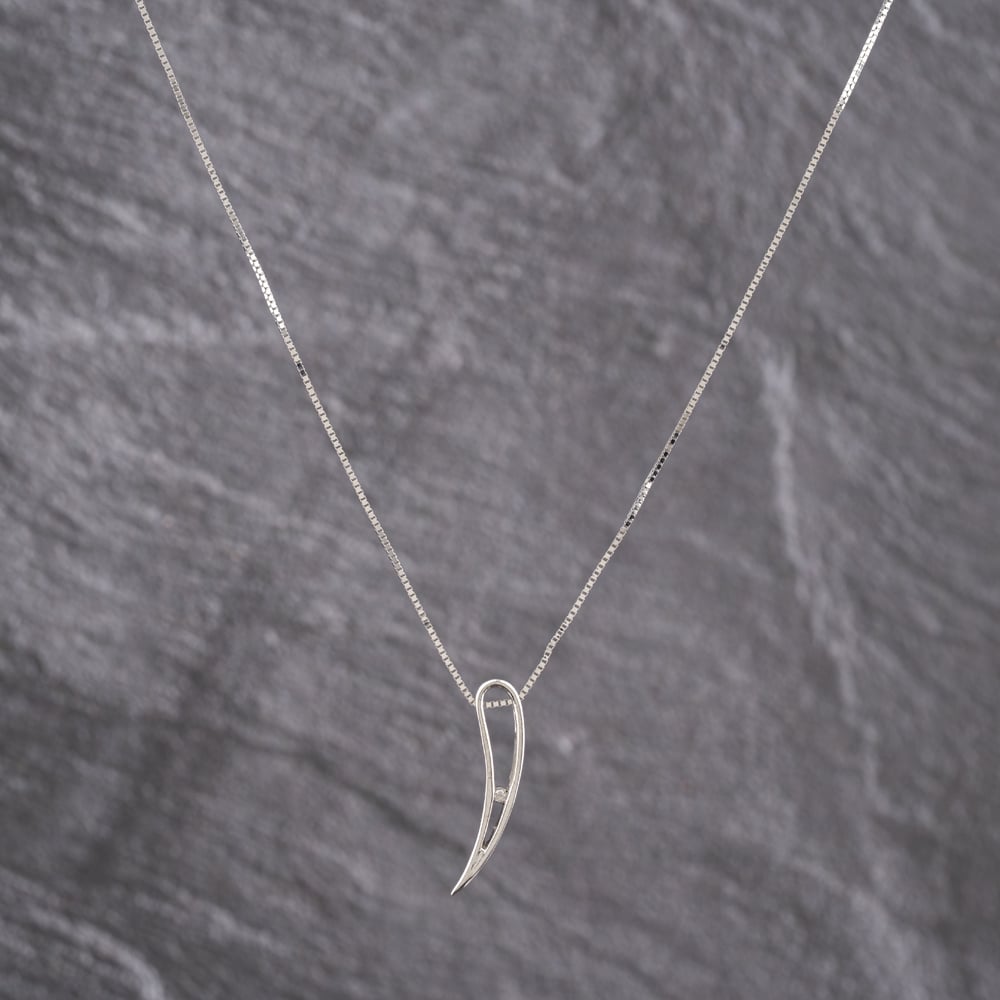 Pre-Owned 9ct White Gold Brilliant Cut Diamond Curved Pendant &amp; 16-18 Inch Box Chain 41143283