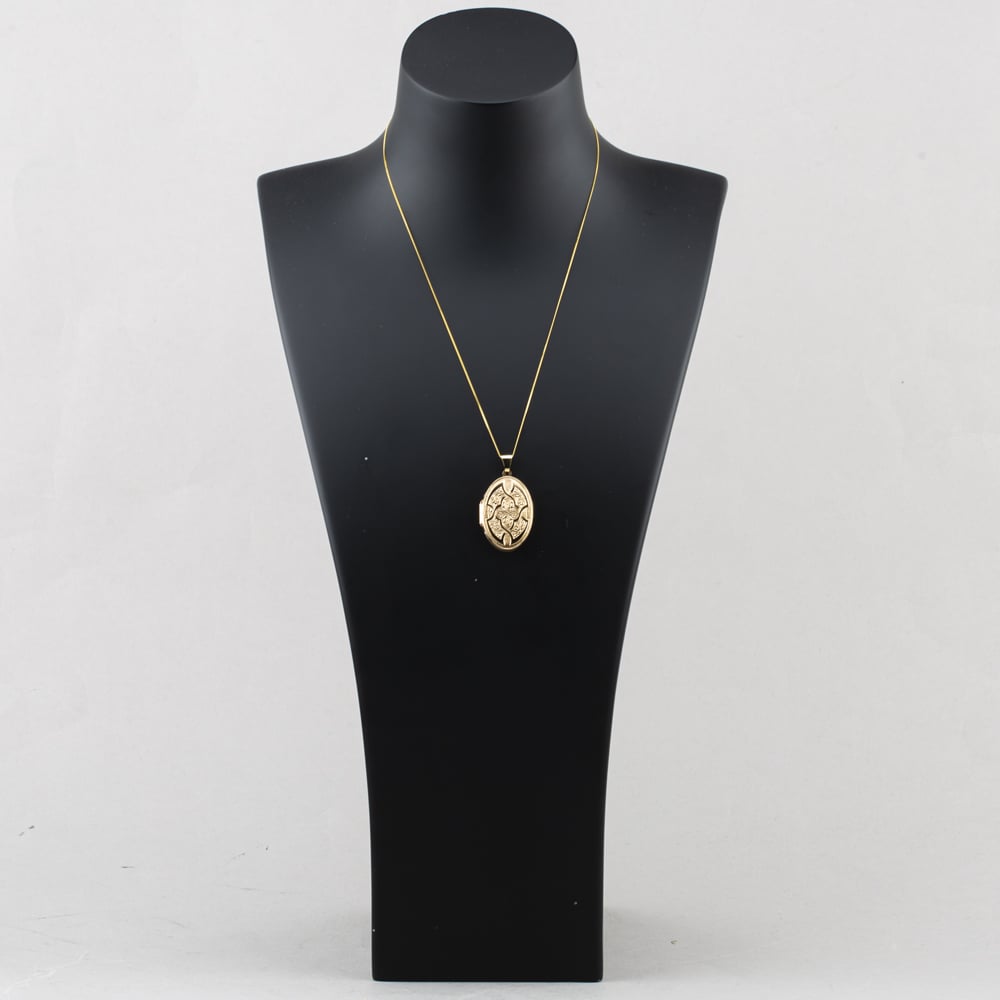 Pre-Owned 9ct Yellow Gold Oval Celtic Design Locket Pendant & 18 Inch Curb Chain 41143367